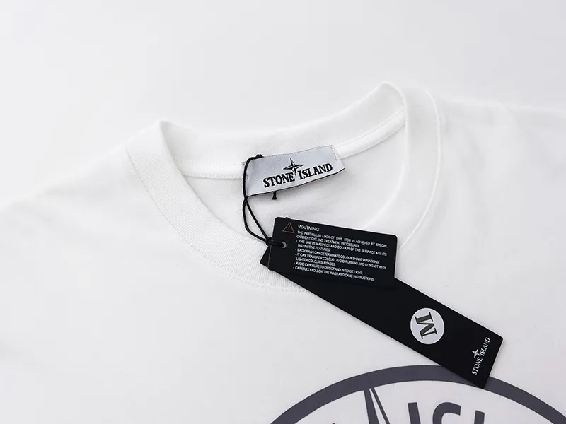 W666#P110💰 [Stone lsland/Stone Island Chest Destruction Big Compass Printed Short-Sleeved T-shirt] ⚠️[Original creation with high control of details] - Made of 230g combed cotton 32 count double yarn, soft and comfortable to the touch, sweat-absorbent and breathable. - Simple basic and versatile style, original single quality, the first choice for couples. - Made in a large factory, four needles and five threads on the shoulder, neat alignment, high quality workmanship. - Same style for men and women. Very versatile, one piece for everyone, details are clearly visible. Color: Black White Size: M L